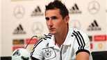 Klose sẽ quyết cạnh tranh với Gomez